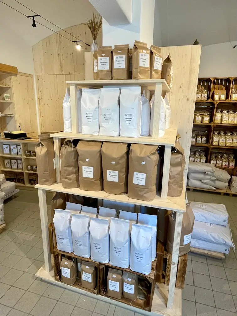 Sortimente im Mühlenladen Angermühle an der Alz : Dinkel, Weizen und mehr